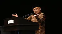 Presiden ke-3 RI BJ Habibie berbicara saat acara 'Supermentor 6: Leaders' di Ballroom Djakarta Theater, Minggu (17/5/2015). (Liputan6.com/Faizal Fanani)