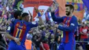 Para pemain Barcelona merayakan gol ketiga yang dicetak Luis Suarez ke gawang Deportivo pada laga La Liga di Stadion Nou Camp, Barcelona, Sabtu (15/10/2016). Barcelona menang 4-0 atas Deportivo. (AFP/Lluis Gene)