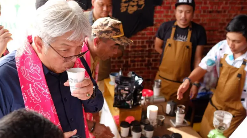 Melawat ke Haltim, Dirjen Minerba Cicipi Kopi Halmahera Binaan Antam