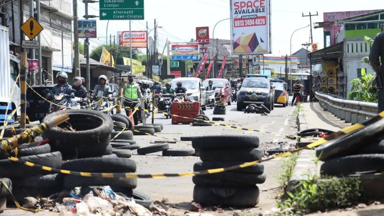 Talud di Jalan Raya Bogor-Sukabumi, Desa Ciderum, Kecamatan Caringin, Kabupaten Bogor, ambrol akibat longsor (Liputan6.com/Achmad Sudarno)