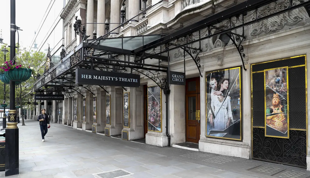 Warga berjalan melewati Her Majesty's Theatre yang tutup di West End, London, Inggris, 12 Mei 2020. Sedikitnya 5.000 pekerja teater di Inggris kehilangan pekerjaan selama diberlakukannya kebijakan penutupan (shutdown) akibat merebaknya COVID-19. (Xinhua/Han Yan)