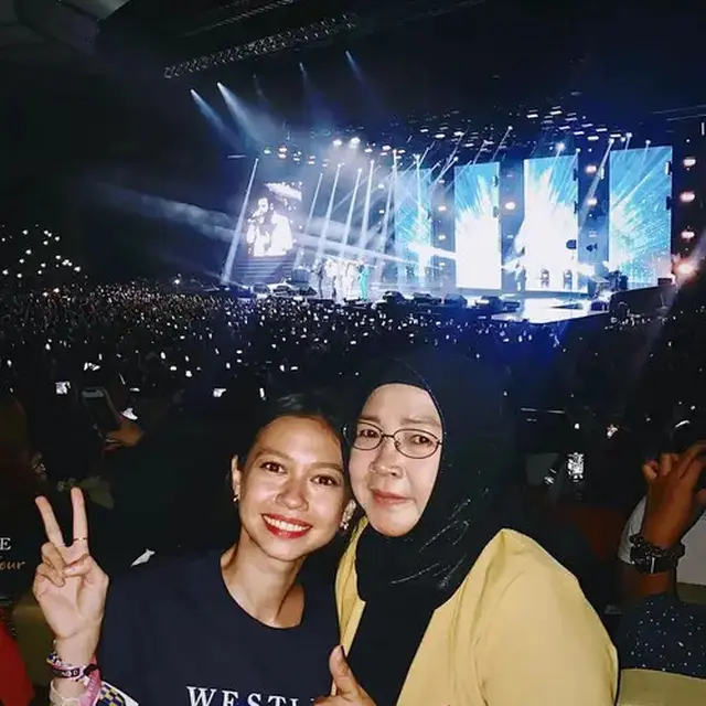 Potret 6 Artis Nonton Konser Bareng Ibunda, Kebersamannya Bak Kakak Adik