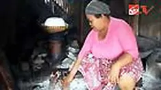 Kayu bakar dinilai lebih irit dan mudah didapat dibanding tabung gas elpiji ukuran tiga kilogram. Warga Karawang, Jabar, ramai-ramai menggunakan kayu bakar. 