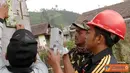 Citizen6, Malang: Petugas PLN Malang, Unit Pelayanan Jaringan ( UPJ) Tumpang sedang memasang kwh meter Listrik Prabayar (LBP) di rumah pelanggan di Desa Ranupani Kec. Senduro, Kab. Lumajang Jawa Timur, Sabtu (7/4). (Pengirim: badarudin Bakri)