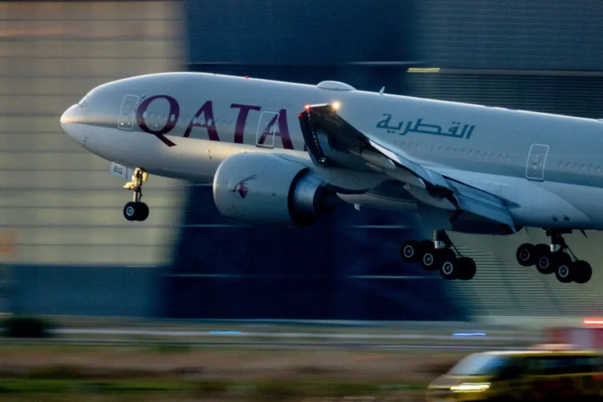 Ilustrasi penerbangan Qatar Airways. (AP)