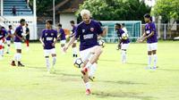 Latihan PSM tetap berjalan meski tanpa pelatih Robert Alberts. (Bola.com/Abdi Satria)