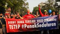 Gubernur Jawa Tengah, Ganjar Pranowo, membentangkan spanduk berisikan pesan damai 'Penak Seduluran' saat menghadiri car free day (CFD) di&nbsp;Jalan Slamet Riyadi Solo, Minggu (19/6/2022). (Dok. Istimewa/Provinsi Jateng)
