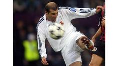 Salah satu gol legendaris Zinedine Zidane adalah saat ia menerima umpan dari Roberto Carlos dan langsung melakukan tendangan first time ke gawang Bayer Leverkusen di final Liga Champions tahun 2002.