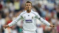Selebrasi gelandang Real Madrid, David Beckham setelah mencetak gol ke gawang Real Sociedad pada laga Liga Spanyol 2006/2007 di Santiago Bernabeu Stadium, Madrid (17/9/2006). Sepeninggal Steve McManaman, Real Madrid mendatangkan David Beckham yang akhirnya membela Los Blancos selama 4 musim mulai 2003/2004 hingga 2006/2007. Satu gelar Liga Spanyol sukses diraihnya di musim terakhirnya pada 2006/2007. (AFP/Philippe Desmazes)