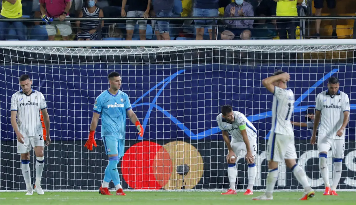 Reaksi para pemain Atalanta setelah pemain Villarreal Arnaut Danjuma mencetak gol ke gawang mereka pada pertandingan Grup F Liga Champions di Villarreal, Spanyol, Selasa (14/9/2021). Pertandingan berakhir imbang 2-2. (AP Photo/Alberto Saiz)