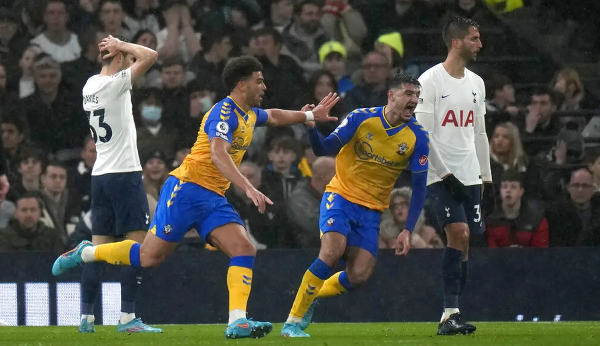 Pemain Southampton Che Adams (kiri) melakukan selebrasi usai mencetak gol ke gawang Tottenham Hotspur pada pertandingan sepak bola Liga Inggris di Tottenham Hotspur Stadium, London, Inggris, 9 Februari 2022. Tottenham Hotspur kalah 2-3. (AP Photo/Alastair Grant)