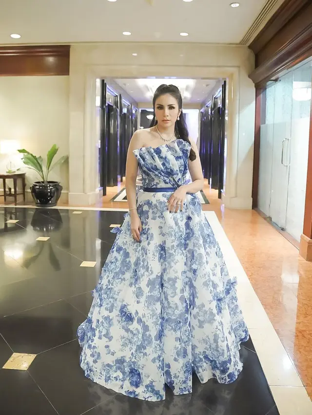 Penampilannya Disebut Tua, Ini 6 Potret Momo Geisha dengan Busana Glamor