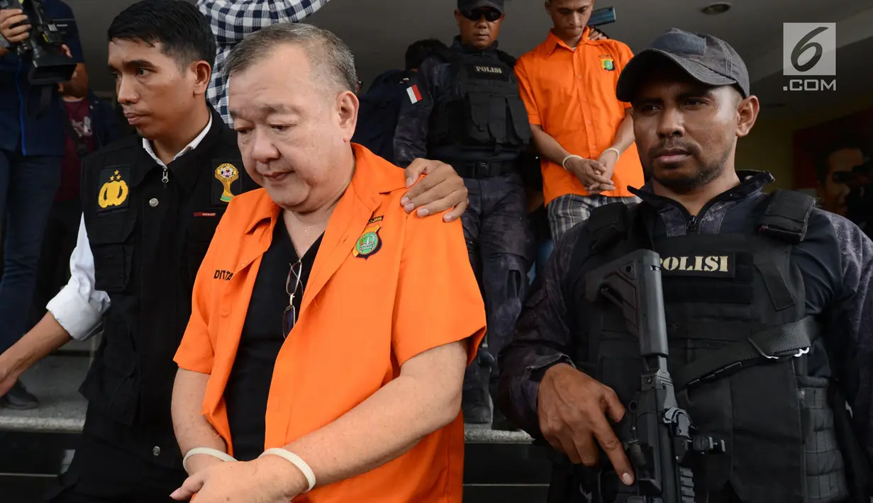 Tim Satgas Antimafia Bola menggiring tersangka dugaan pengaturan skor Tjan Ling Eng alias Johar di Polda Metro Jaya, Jakarta, Rabu (10/4). Polisi akan menyerahkan para tersangka berikut barang buktinya ke kejaksaan untuk segera disidangkan. (merdeka.com/Imam Buhori)
