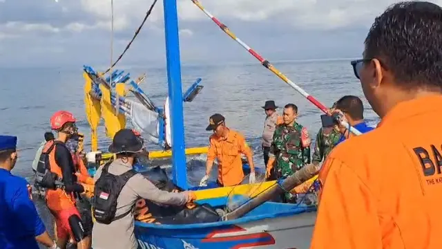 Tim SAR Gabungan mengevakuasi jenazah yang ditemukan nelayan di perairan Jemberana Bali (Istimewa)