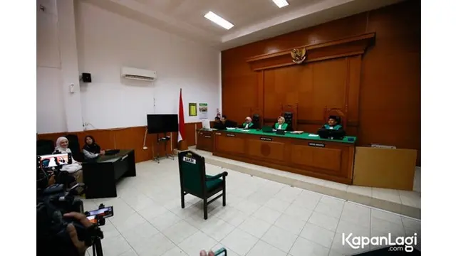6 Potret Irish Bella Hadiri Sidang Cerai Kedua, Ammar Zoni Mangkir