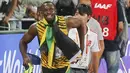 Pelari Jamaika, Usain Bolt melanjutkan selebrasi kemenanganya di nomor 200 meter pada Kejuaran Dunia Atletik usai terjatuh tertabrak kameramen yang mengendarai skuter di Beijing, Kamis (27/8). (REUTERS/Stringer CHINA OUT)