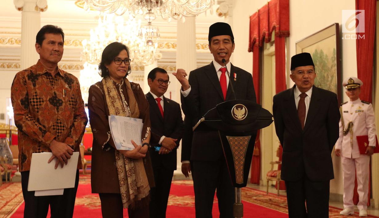 Presiden Joko Widodo atau Jokowi didampingi Wapres Jusuf Kalla, Menkeu Sri Mulyani, MenPANRB Asman Abnur, dan Seskab Pramono Anung saat memberi keterangan terkait THR di Istana Negara, Jakarta, Rabu (23/5). (Liputan6.com/Angga Yuniar)