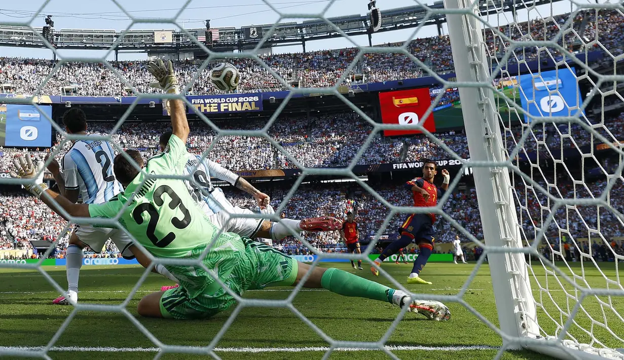 Pemain Spanyol Ferran Torres mencetak gol pertama  selama pertandingan final Piala Dunia sepak bola antara Spanyol dan Argentina di East Rutherford, N.J., dekat New York, Minggu, 19 Juli 2026. (AFP/ Getty Images/ David Ramos)