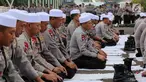 Personel Brimob yang tergabung dalam Pasukan Dzikir Asmaul Husna melakukan salat di depan Gedung MPR/DPR, Senayan, Jakarta, Selasa (24/10). Sebanyak 299 personel dikerahkan untuk menjaga demo menolak Perppu Ormas di gedung DPR. (Liputan6.com/JohanTallo)