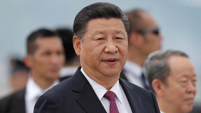 Presiden Cina Xi Jinping seusai berbicara kepada awak media di Bandara Internasional Hong Kong, Kamis (29/6). Selama sepekan terakhir, Kepolisian Hong Kong sudah melakukan berbagai antisipasi terkait kunjungan Presiden Xi Jinping. (AP Photo/Kin Cheung)