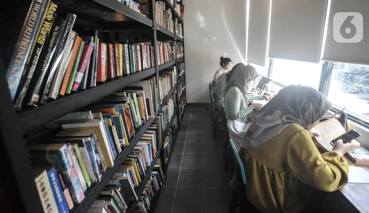 Sejumlah orang membaca buku koleksi perpustakaan Baca Di Tebet di Tebet, Jakarta Selatan, Minggu (29/5/2022). Perpustakaan Baca Di Tebet yang didirikan pada Februari lalu menjadi alternatif bagi warga yang membutuhkan ruang literasi dan diskusi dengan suasana nyaman sekaligus meningkatkan minat baca bagi generasi milenial yang dilengkapi sekitar 25.000 buku. (merdeka.com/Iqbal S Nugroho)