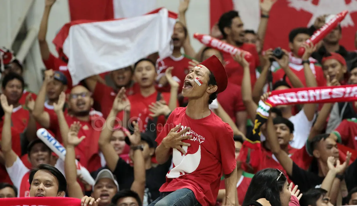 Ekspresi suporter saat mendukung Timnas Indonesia pada laga semifinal AFF Cup 2016 melawan Vietnam di Stadion Pakansari, Bogor, (03/12/2016). (Bola.com/Nicklas Hanoatubun)
