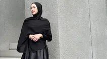 Aura Kasih pernah mengunggah potret ia memakai busana muslimah serba hitam. Saat itu Aura Kasih datang ke acara pengajian Umi Pipik. Gaya Aura Kasih tampil tertutup ini banjir pujian dari warganet. (Liputan6.com/IG/aurakasih)