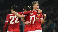 Gelandang Manchester United (MU), Scott McTominay (kanan), merayakan gol Daley Blind pada laga melawan Benfica di Old Trafford, Rabu (1/11/2017) dini hari WIB. (AFP/Oli Scarff)