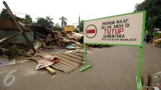 Sebuah plang penutup jalan terpampang di Jalan Rawajati Barat, Jakarta, Jumat (2/9). Pasca penggusuran pemukiman di bantaran rel kereta kawasan Rawajati, sejumlah warga masih memilih bertahan tinggal di lokasi. (Liputan6.com/Helmi Fithriansyah)