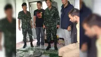 Polisi bersama pria yang ditangkap terkait bom Bangkok (Kepolisian Thailand/Sidney Morning Herald)