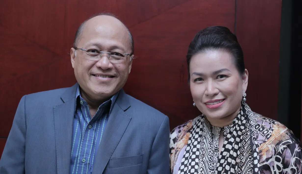 "Saya serahkan sepenuhnya kepada ibu Elza Syarief untuk pertimbangan dan tindakan selanjutnya. Saat ini dan ke depannya, kami jadi lebih fokus pada kebahagiaan keluarga," tandas Mario Teguh seraya mencium kening sang istri. (Nurwahyunan/Bintang.com)