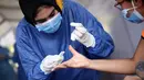 Petugas medis terlihat di lokasi pengujian COVID-19 di Rumah Sakit Khusus Universitas Ain Shams, Kairo, Mesir, Senin (13/7/2020). Hingga 13 Juli 2020, jumlah infeksi COVID-19 di Mesir terkonfirmasi telah mencapai angka 83.001 kasus. (Xinhua/Ahmed Gomaa)