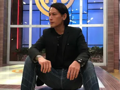 Chef Juna yang dikenal sebagai salah satu juri di masterChef Indonesia ini lebih sering tampil dengan outfit casual. Namun beberapa kali kesempatan ia juga pernah pakai jas formal. (Liputan6.com/IG/junarorimpandeyofficial)