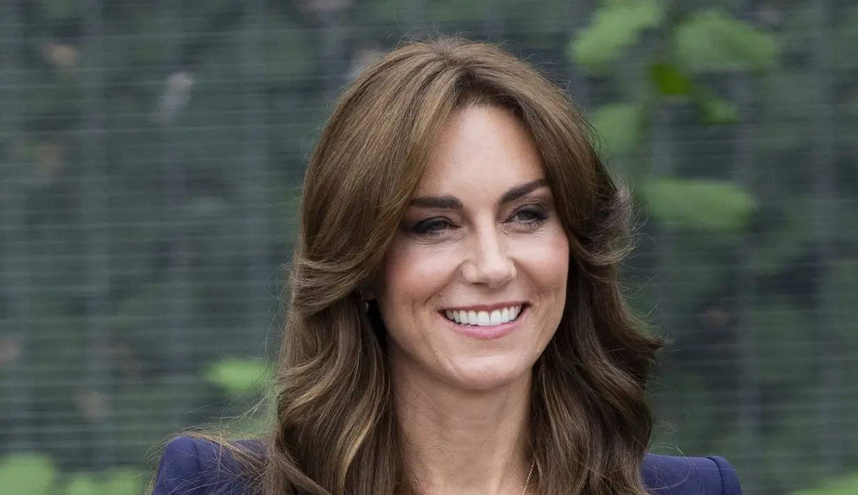 Ia bersinar dan memukau dengan poni barunya. Kate Middleton memamerkan gaya rambut poni tirai yang menawan. [Foto: Instagram]