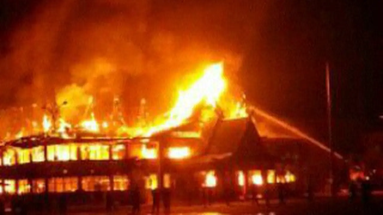 Terdengar Kaca Pecah, Kantor Bupati Inhil Ludes Terbakar