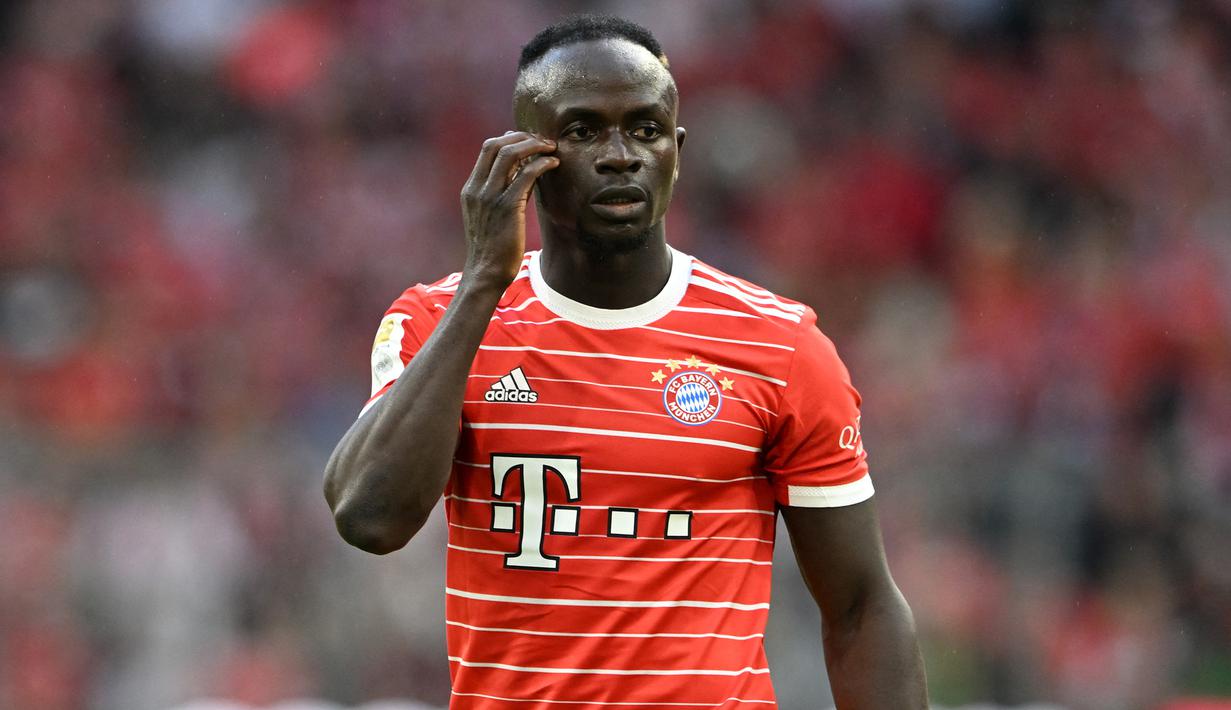 Sebagai salah satu tim elite di Eropa, Bayern Munchen kerap disinggahi para pemain haus gol dari musim ke musim. Tercatat ada beberapa pemain yang mampu tampil tajam dengan mencetak banyak gol bersama Bayern Munchen di musim pertamanya. Musim 2022/2023 ini Munchen kedatangan Sadio Mane yang sebelumnya berseragam Liverpool untuk menggantikan peran Robert Lewandowski yang hijrah ke Barcelona. Mampukah Mane yang kini sudah mengemas 5 gol dari 9 laga bergabung dengan deretan 5 pemain berikut yang mampu mencetak banyak gol di musim pertamanya? (AFP/Christof Stache)