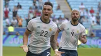 Lautaro Martinez dan Sergio Aguero menjadi pahlawan Argentina ketika bertanding melawan Qatar pada Copa America 2019. (AFP/Carl de Souza)