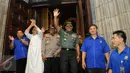 Panglima TNI Gatot Nurmantyo menyapa jemaat saat meghadiri misa natal di Gereja katedral, Jakarta, Sabtu (24/12). Kedatangannya unutk mengecek keamanan dan mengucapkan natal secara langsung kegereja. (Liputan6.com/Helmi Afandi)