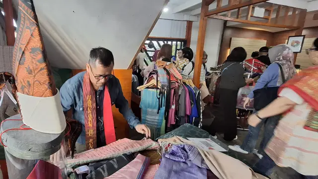 Produk yang dijual di Bah Pison (Foto: Liputan6.com/Agustina Melani)