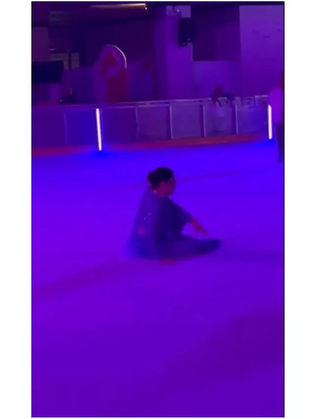 6 Potret Dewi Perssik Nyanyi Sambil Ice Skating di HUT Indosiar ke-28, Pukau Penonton