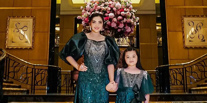 Potret Ashanty dan Arsy Pakai Baju Kembar, Ibu dan Anak Selalu Kompak
