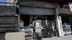 Sejumlah televisi analog lama terlihat di luar sebuah toko elektronik di Mexico City, Meksiko, (16/12). Pemerintah meksiko menyuruh warga yang mempunyai Tv analog untuk menggantikannya dengan Tv digital. (REUTERS/Henry Romero)