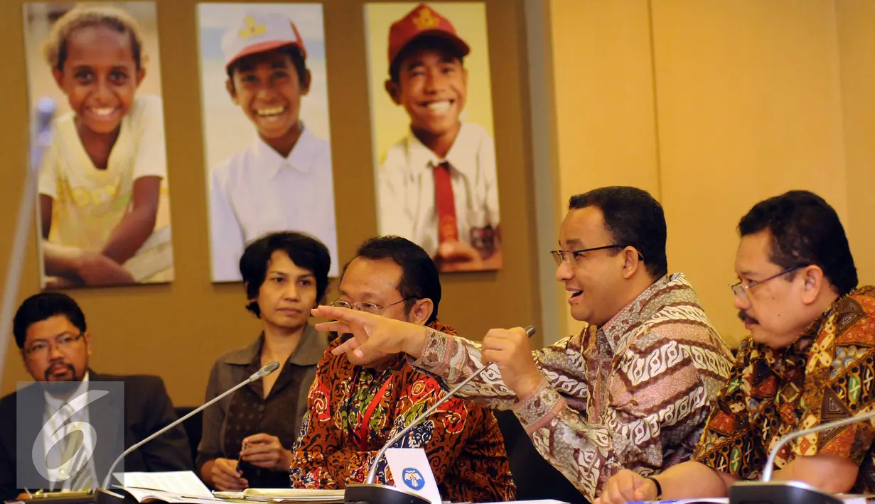 Menteri Pendidikan dan Kebudayaan, Anies Baswedan (kedua kanan) memberikan pernyataan saat jumpa pers di Gedung Kemendikbud, Jakarta, Kamis (8/10/2015). Anies memberikan beberapa pernyataan seputar 50 thn SEAMEO. (Liputan6.com/Helmi Fithriansyah)