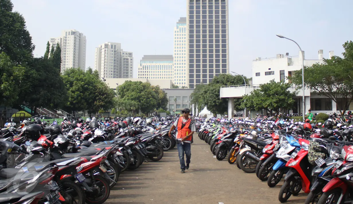 Ribuan motor terparkir saat para pendaftar melakukan registrasi  sebagai pengojek GrabBike di Senayan, Jakarta, Rabu (12/8/2015). Lowongan kerja sebagai pengojek online tersebut merupakan peluang kerja baru bagi masyarakat. (Liputan6.com/Gempur M Surya)