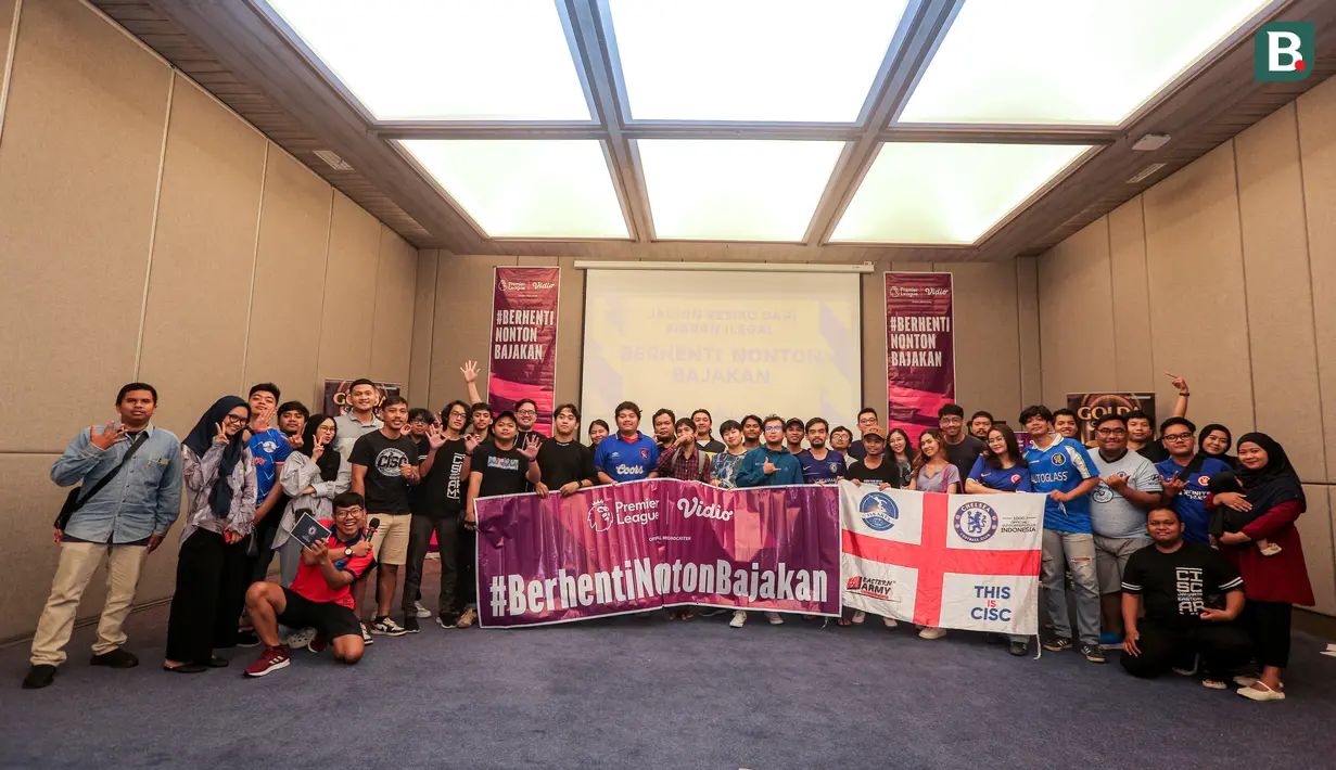 Para pendukung Chelsea yang tergabung dalam Chelsea Indonesia Supporters Club (CISC) berfoto bersama setelah Roaring Night Liga Inggris 2023/2024 antara Chlesea melawan West Ham di Hotel Ibis Tanah Abang, Jakarta, Minggu (05/05/2024). (Bola.com/Bagaskara lazuardi)