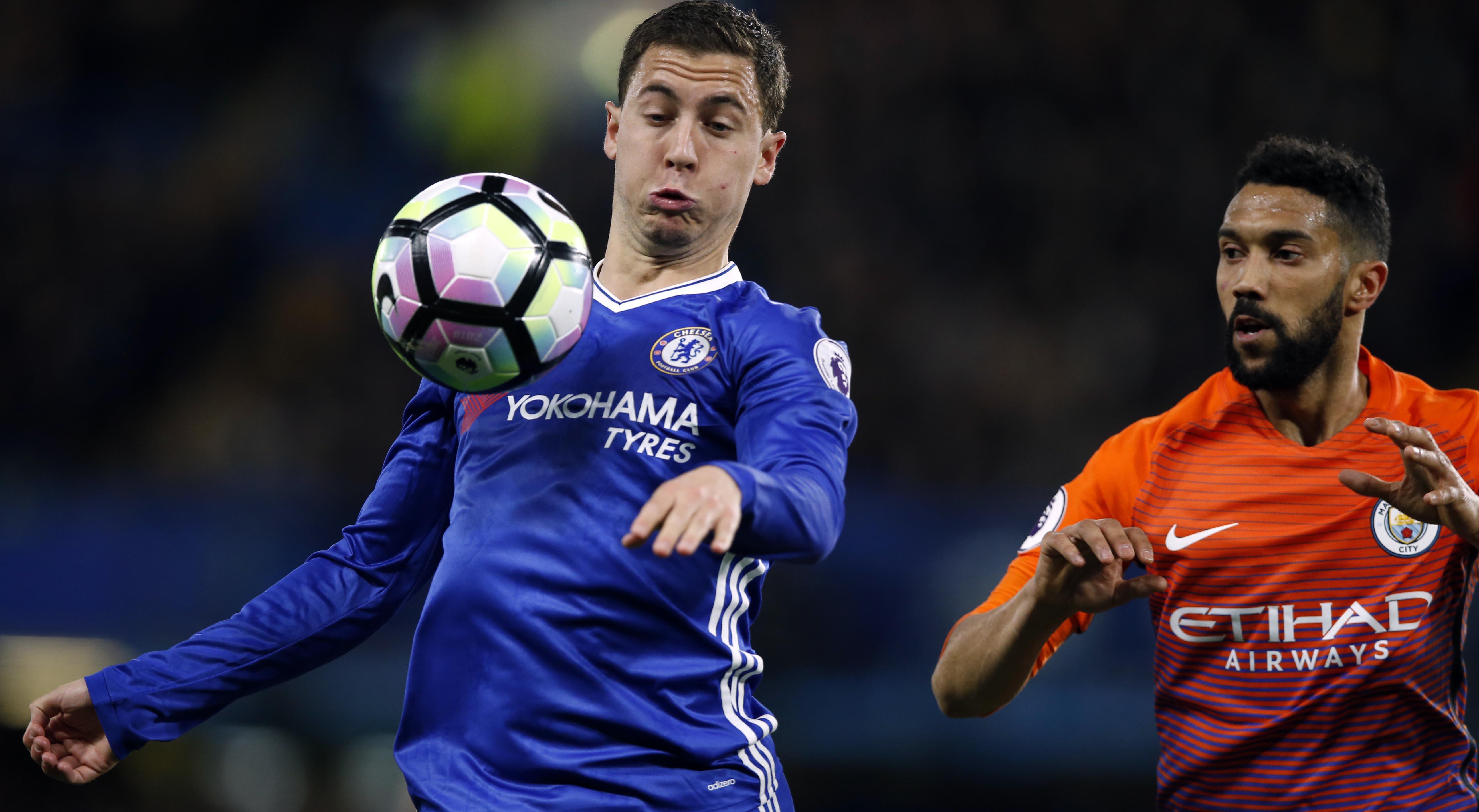 Eden Hazard beraksi di lapangan bersama Chelsea.  (AP/Alastair Grant)