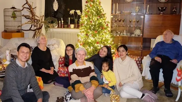 Jarang Tersorot, Ini 6 Momen Kebersamaan Titi Kamal dan Mama Mertua