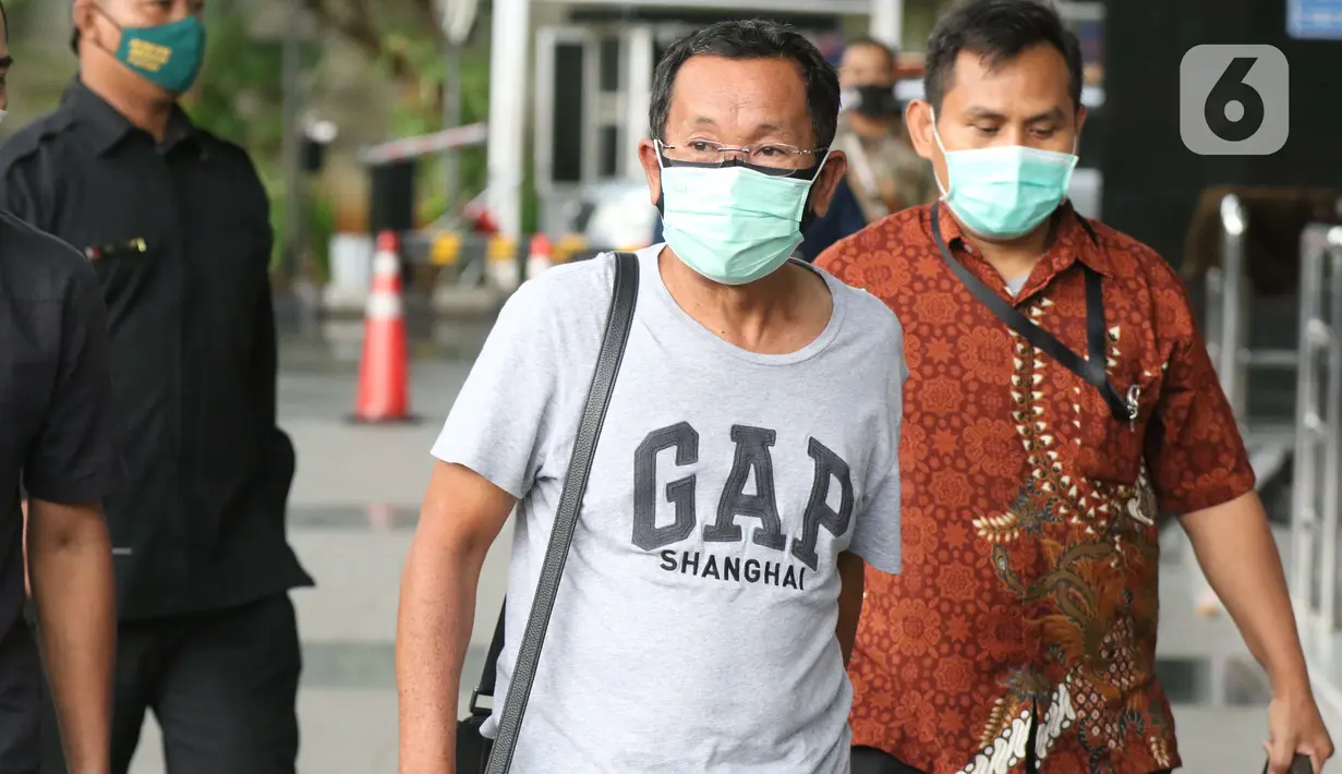 Petugas KPK membawa sejumlah orang yang diamankan dalam operasi tangkap tangan (OTT) Bupati Banggai Laut Wenny Bukamo Dalam OTT di Kabupaten Banggai Laut dan Kabupaten Luwuk, Sulawesi Tengah pada Kamis (3/12) ke dalam gedung KPK, Jakarta, Jumat (4/12/2020). (Liputan6.com/Helmi Fithriansyah)