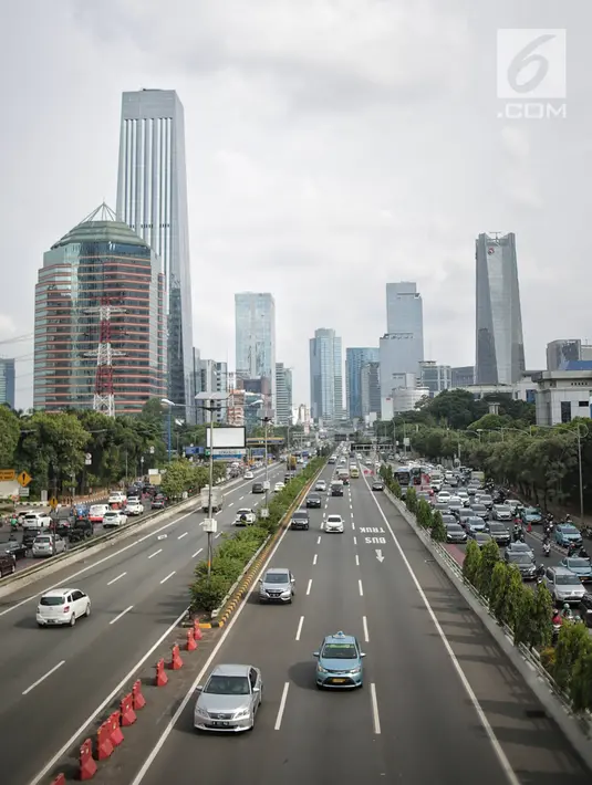 Sejumlah kendaraan melintasi tol dalam kota di kawasan Semanggi, Jakarta, Rabu (13/2). Rencananya PT Jasa Marga Tbk (persero) akan menaikkan tarif Tol Dalam Kota Jakarta. (Liputan6.com/Faizal Fanani)