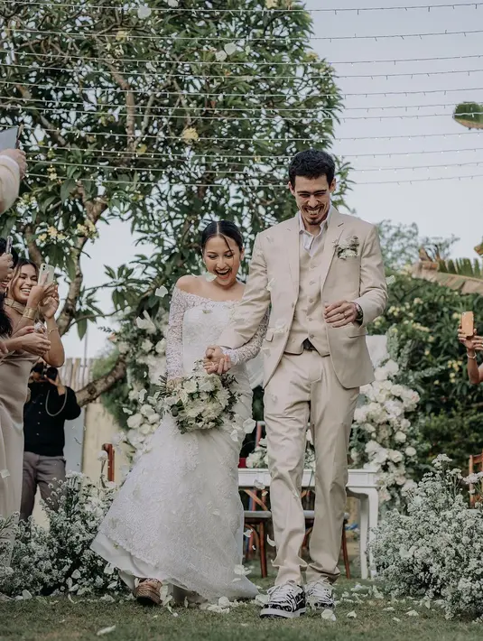 Gaun brokat tersebut hadir dalam siluet mermaid dan dilengkapi train panjang hingga menyapu rumput.  [@jennifercoppenreal20]